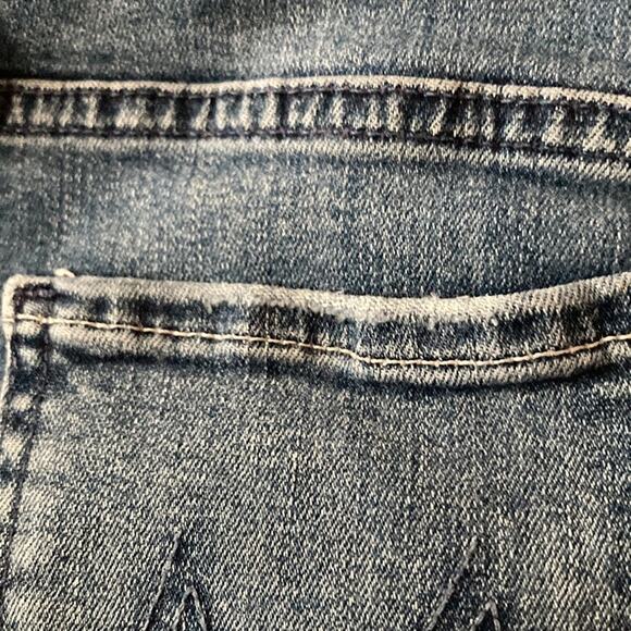 MOTHER The Looker in Groovin Distressed Jeans Size 26x 30 - Picture 6 of 14